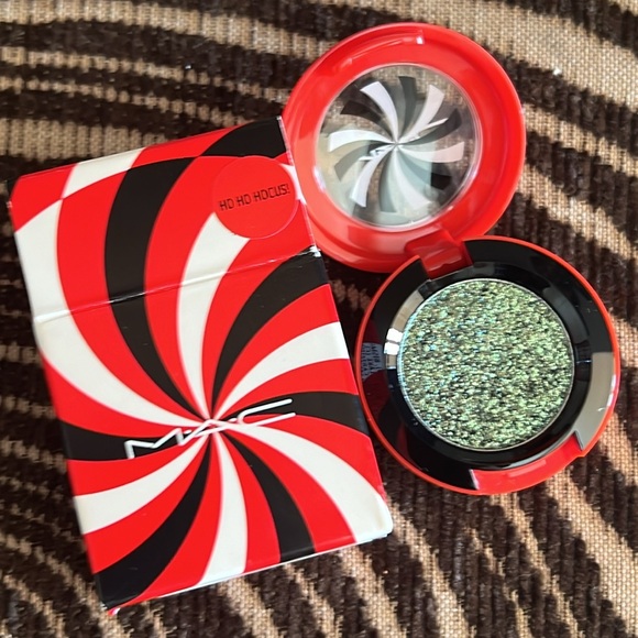 ⚡️🍦Mac Ho Ho Hocus! Duochrome Eyeshadow - Picture 3 of 9